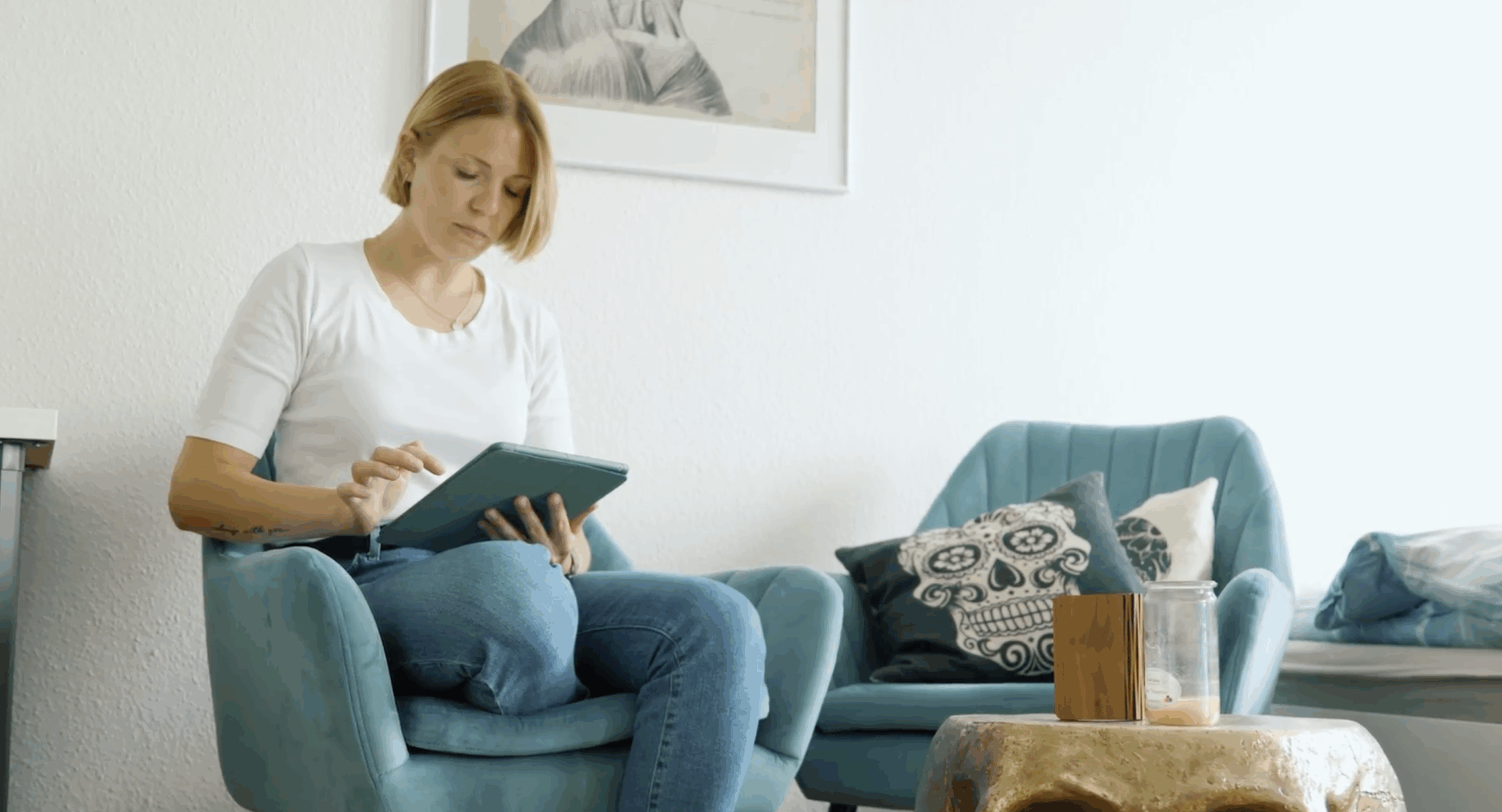 Frau mit Tablet Zuhause_Copyrifght Idana AG Frau mit Tablet Zuhause_Copyrifght Idana AG